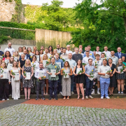 Alle Absolventinnen stehen für ein Gruppenfoto auf dem Schulhof der BBS 1 Osterode. Mit auf dem Bild sind Lehrkräfte, der Schulleiter, und Vertreter und Vertreterinnen der IHK Hannover und der Agentur für Arbeit.