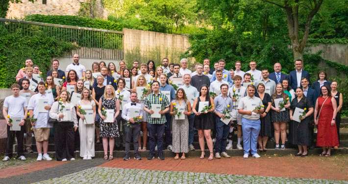 Alle Absolventinnen stehen für ein Gruppenfoto auf dem Schulhof der BBS 1 Osterode. Mit auf dem Bild sind Lehrkräfte, der Schulleiter, und Vertreter und Vertreterinnen der IHK Hannover und der Agentur für Arbeit.